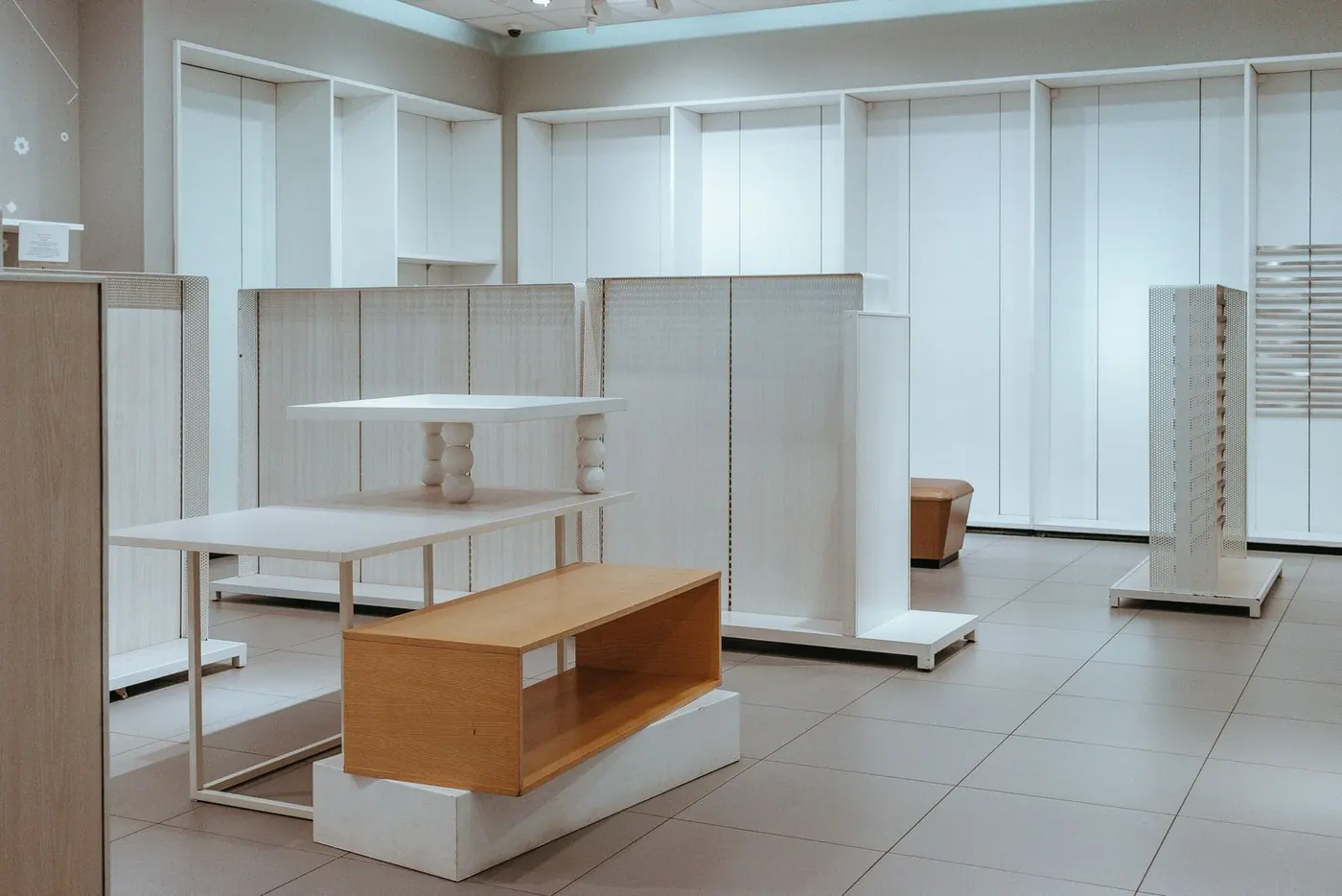 Clean retail display fixture and shelving environment